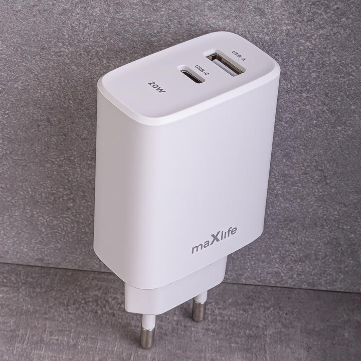 Universal USB 2.1A dual charger in white color GENERAL USE