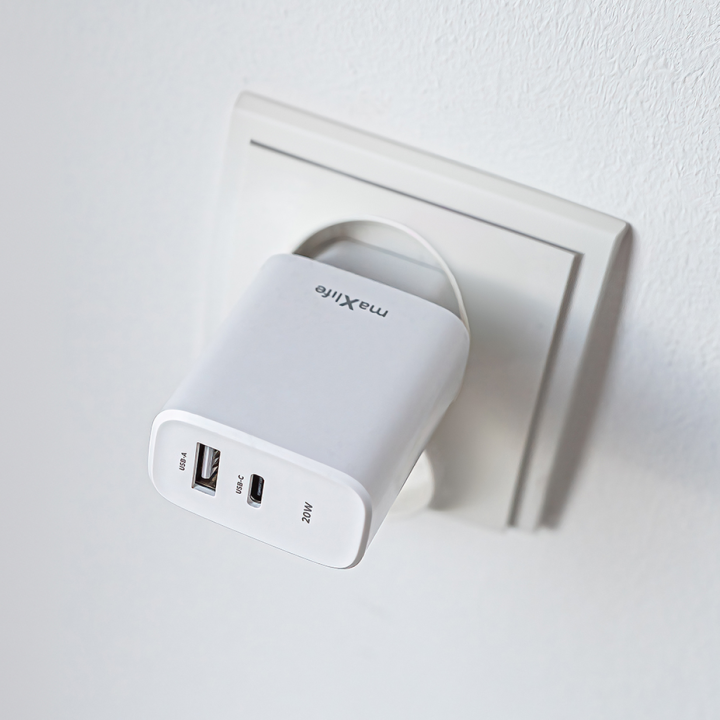 Universal USB 2.1A dual charger in white color GENERAL USE